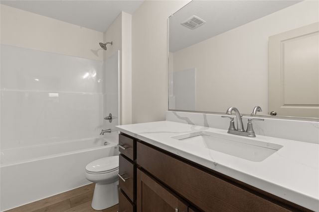 407 NE Madison Avenue, Elkhart, IA 50073