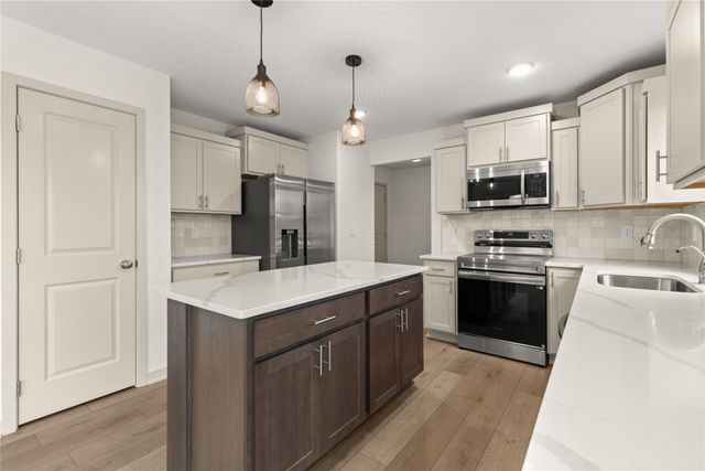 407 NE Madison Avenue, Elkhart, IA 50073