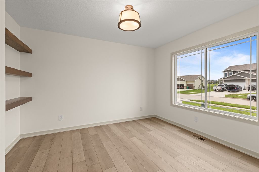 407 NE Madison Avenue, Elkhart, IA 50073