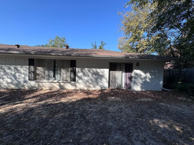 2906 Tanglewood Drive, Commerce, TX 75428