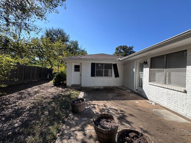 2906 Tanglewood Drive, Commerce, TX 75428