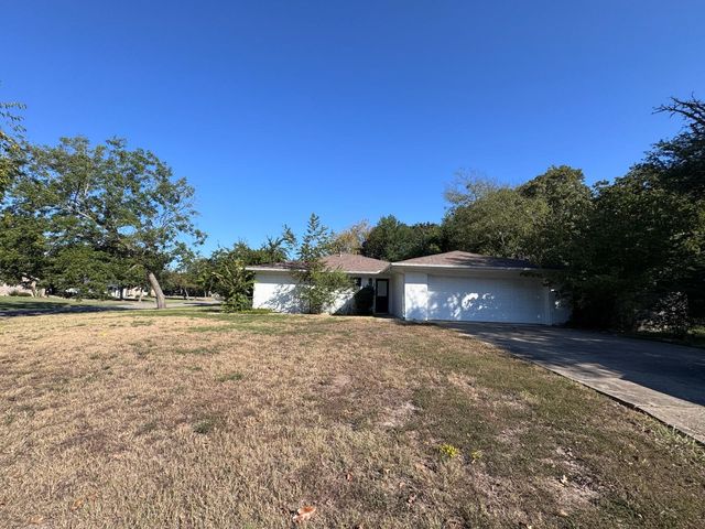 2906 Tanglewood Drive, Commerce, TX 75428