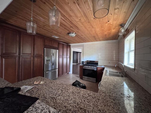 2906 Tanglewood Drive, Commerce, TX 75428