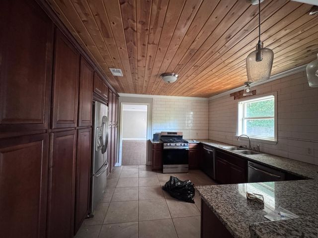 2906 Tanglewood Drive, Commerce, TX 75428