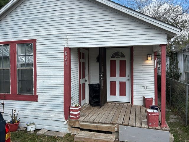 531 W Avenue E, Robstown, TX 78380