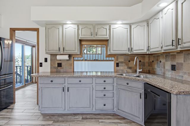 4002 Oak Knoll Drive, Eau Claire, WI 54701