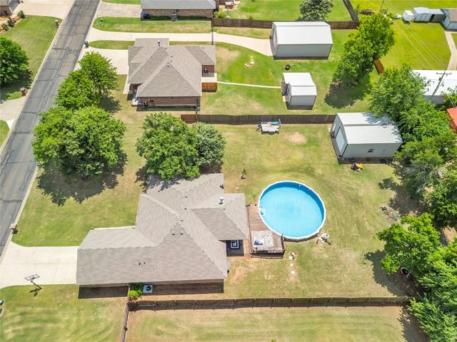 8701 Long Spur Trail, Edmond, OK 73034