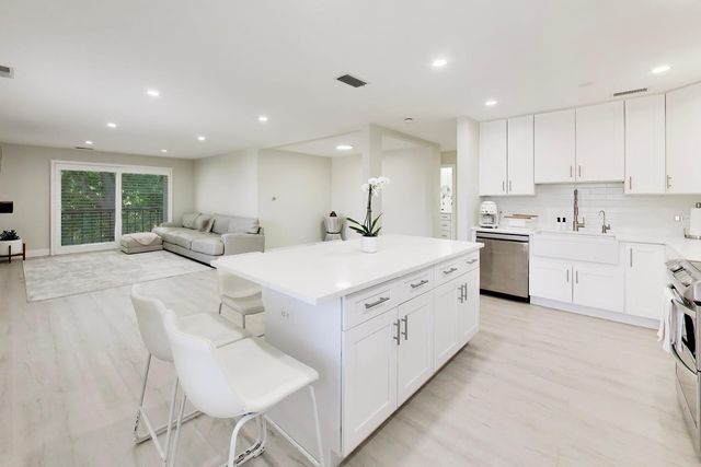 2300 W Talcott Road 2C, Park Ridge, IL 60068