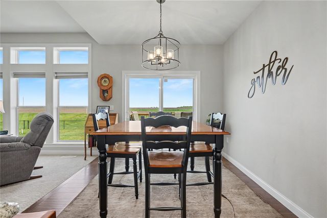 2868 Royal Oak Ridge Rd, Marion, IA 52302