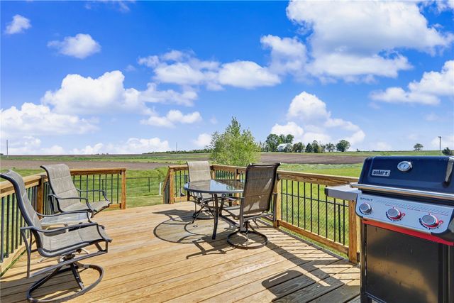 2868 Royal Oak Ridge Rd, Marion, IA 52302