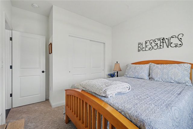 2868 Royal Oak Ridge Rd, Marion, IA 52302