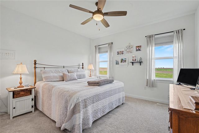2868 Royal Oak Ridge Rd, Marion, IA 52302