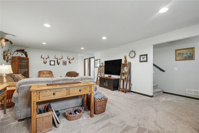 2868 Royal Oak Ridge Rd, Marion, IA 52302