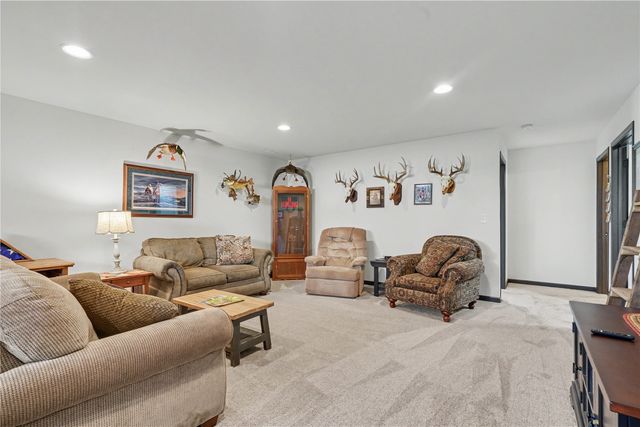 2868 Royal Oak Ridge Rd, Marion, IA 52302