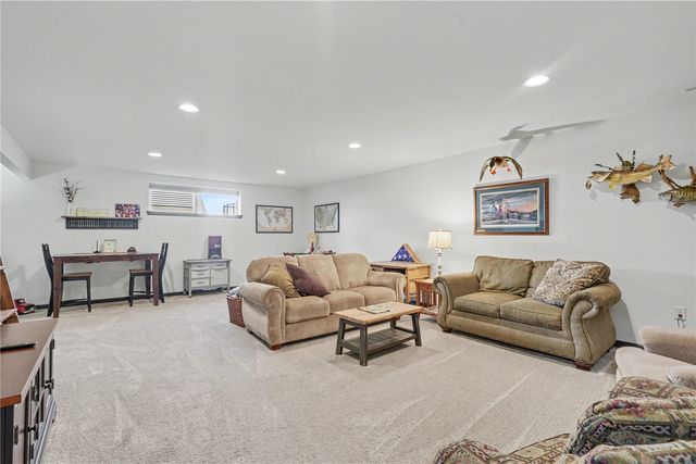 2868 Royal Oak Ridge Rd, Marion, IA 52302