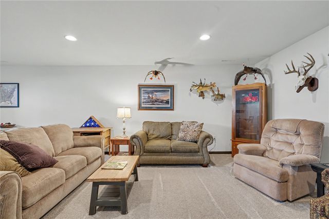 2868 Royal Oak Ridge Rd, Marion, IA 52302