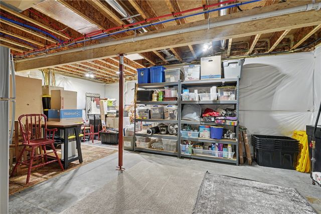 2868 Royal Oak Ridge Rd, Marion, IA 52302
