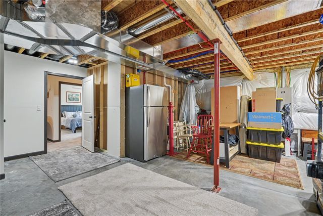 2868 Royal Oak Ridge Rd, Marion, IA 52302