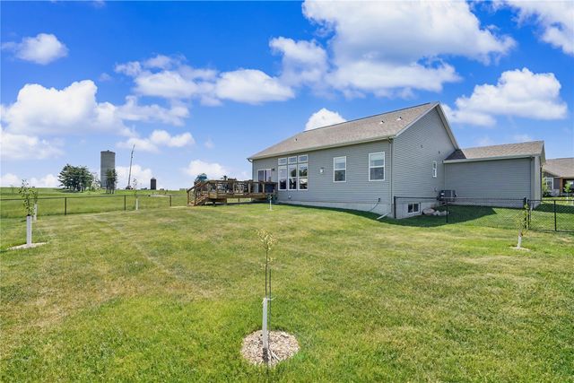 2868 Royal Oak Ridge Rd, Marion, IA 52302