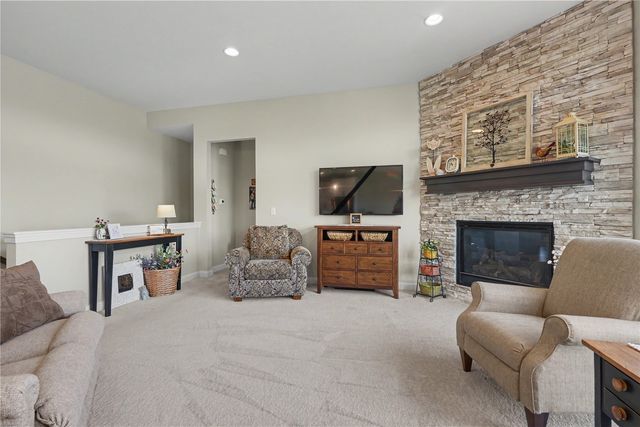 2868 Royal Oak Ridge Rd, Marion, IA 52302
