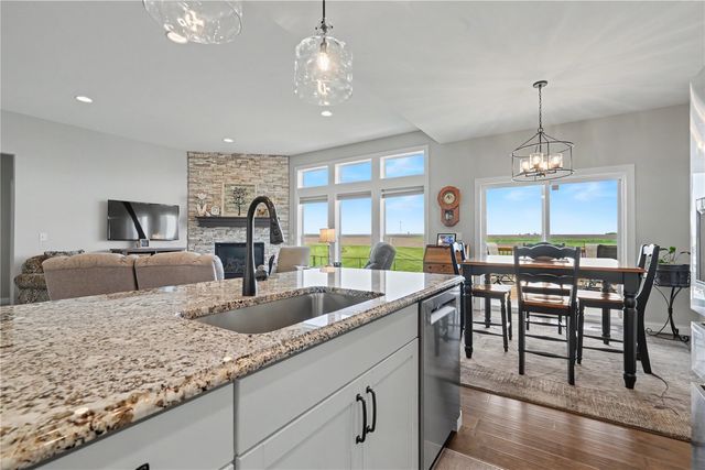 2868 Royal Oak Ridge Rd, Marion, IA 52302