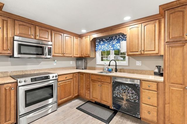 17 Phoenix Rd, Auburn, MA 01501