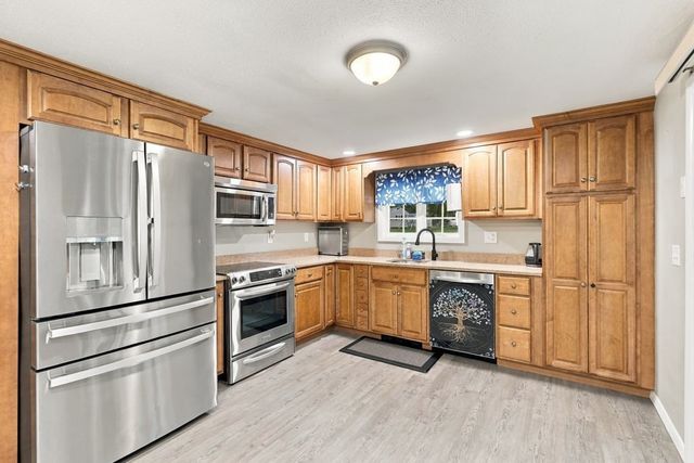 17 Phoenix Rd, Auburn, MA 01501