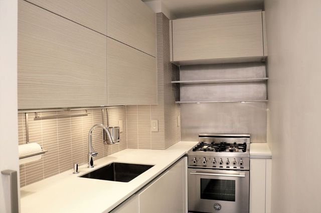 211 E 18th St Apt 2P, New York City, NY 10003