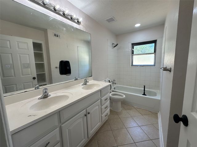 1000 Harris Drive, Euless, TX 76039