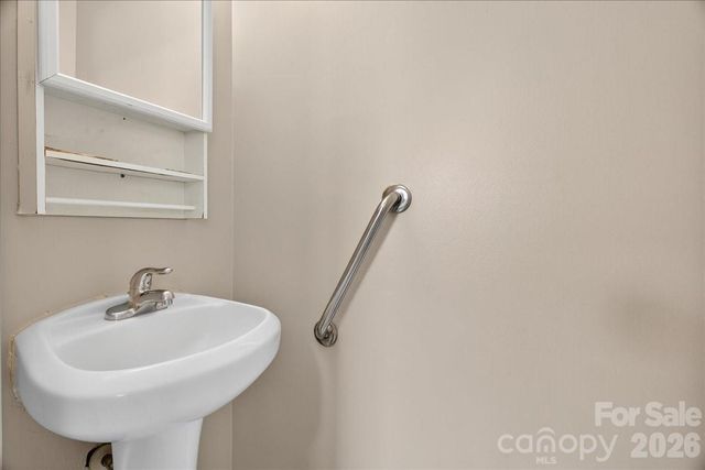 2221 Ludlow Drive, Charlotte, NC 28216