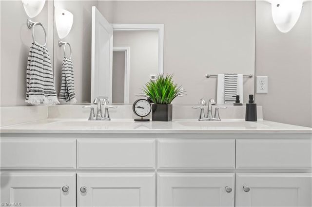 227 Hawks Nest Circle, Clemmons, NC 27012