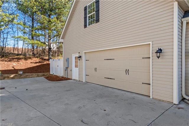 227 Hawks Nest Circle, Clemmons, NC 27012