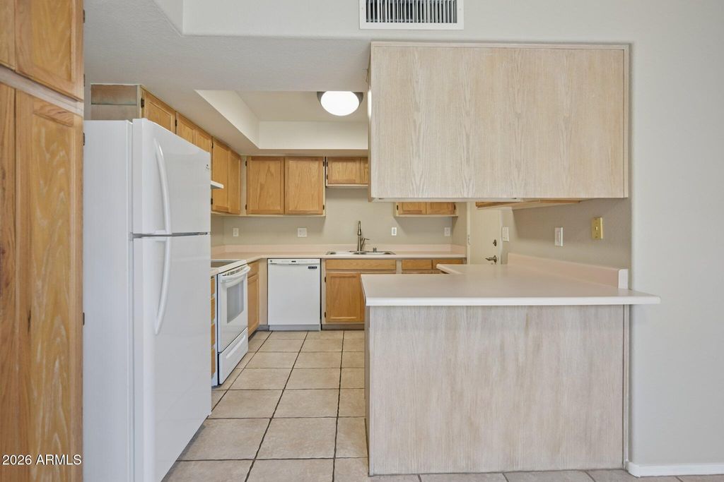 Image 10 of property listing at 11149 N 82ND Drive, Peoria, AZ 85345