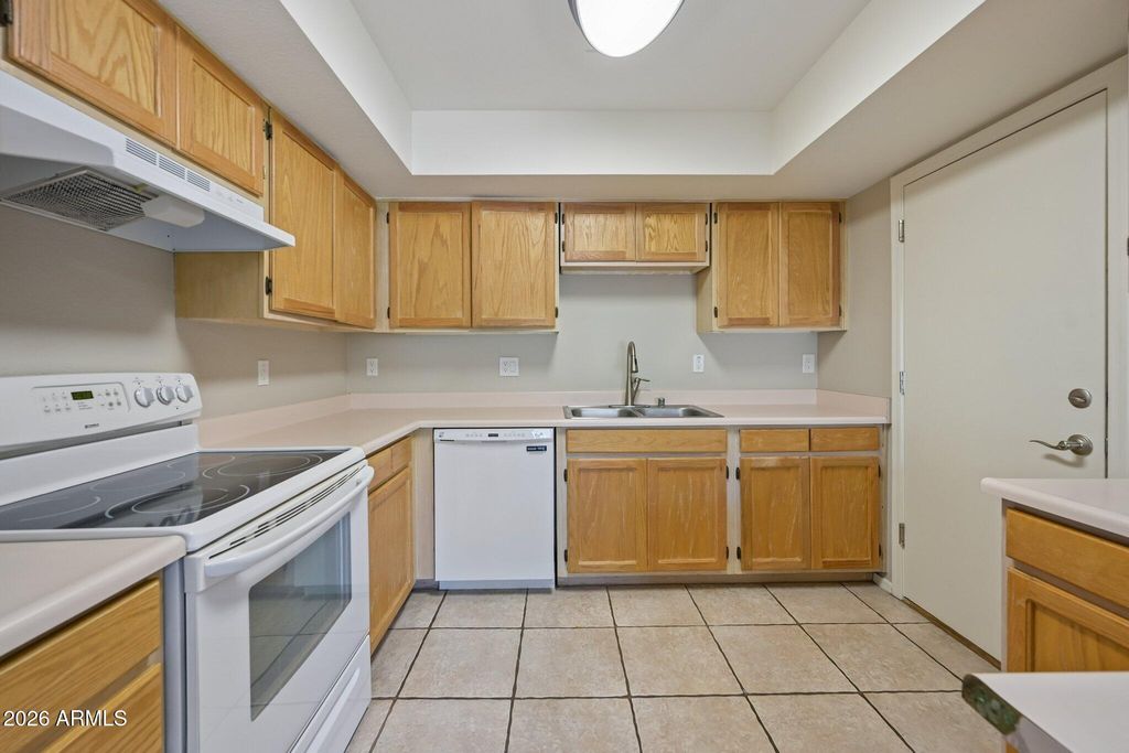Image 11 of property listing at 11149 N 82ND Drive, Peoria, AZ 85345