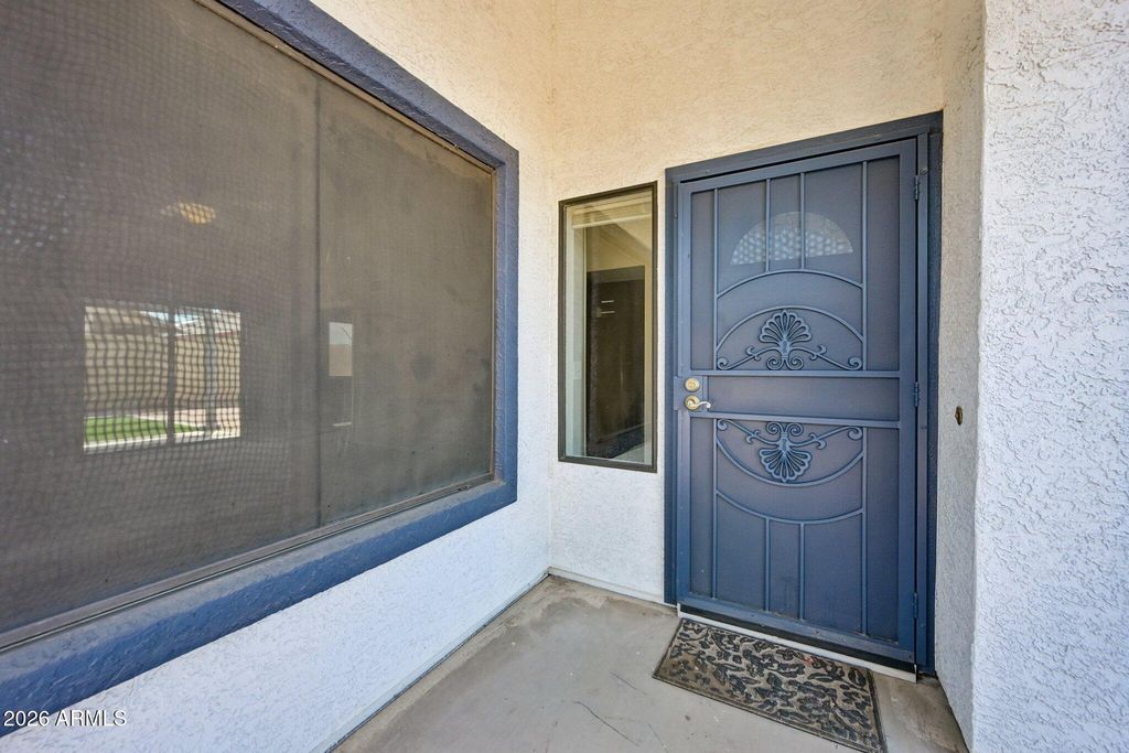 Image 5 of property listing at 11149 N 82ND Drive, Peoria, AZ 85345