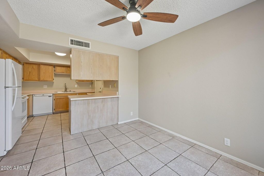 Image 7 of property listing at 11149 N 82ND Drive, Peoria, AZ 85345