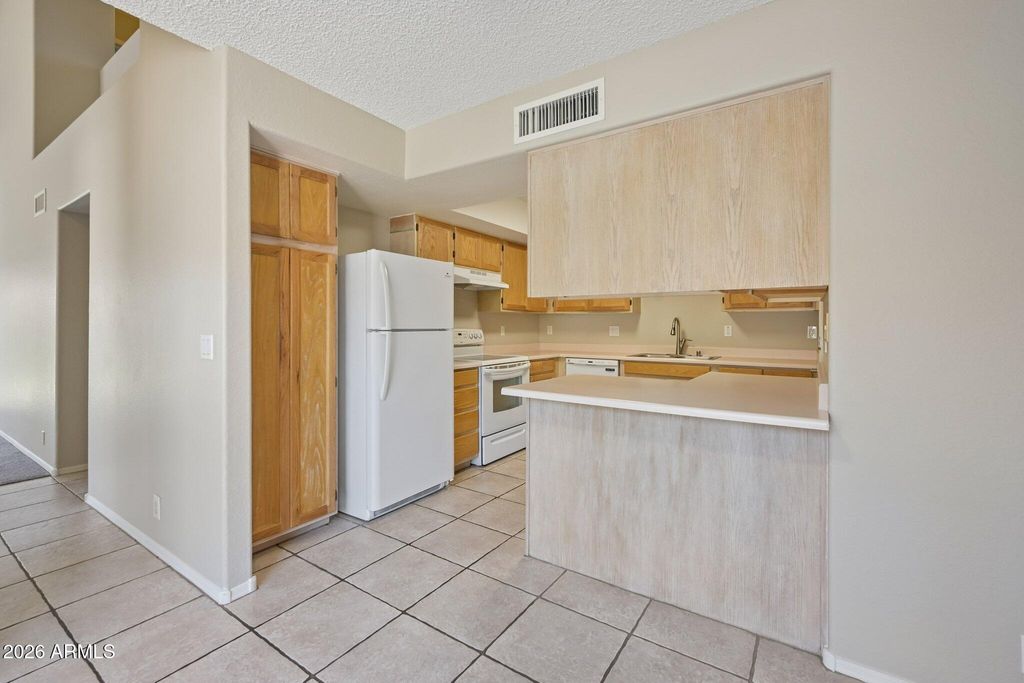 Image 9 of property listing at 11149 N 82ND Drive, Peoria, AZ 85345