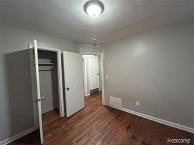 6718 Grandville Avenue, Detroit, MI 48228