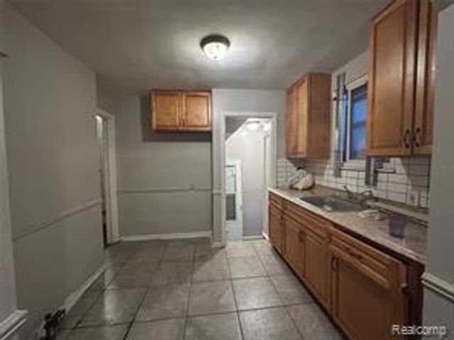 6718 Grandville Avenue, Detroit, MI 48228