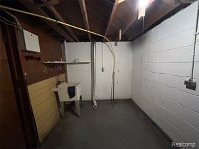 6718 Grandville Avenue, Detroit, MI 48228
