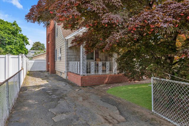 20 Francine Drive N, Massapequa, NY 11758