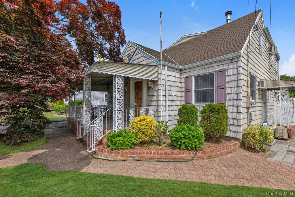 20 Francine Drive N, Massapequa, NY 11758
