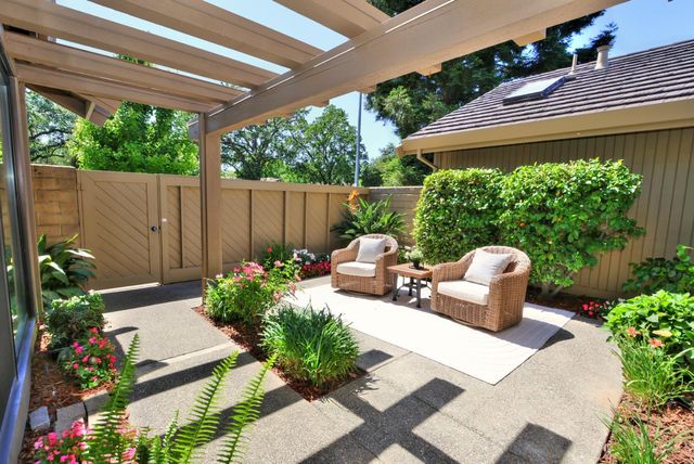 2058 Promontory Point Ln, Gold River, CA 95670