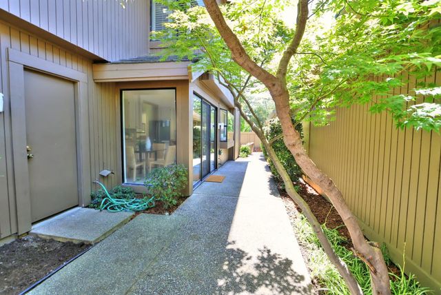 2058 Promontory Point Ln, Gold River, CA 95670