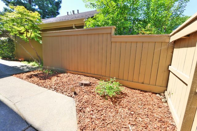 2058 Promontory Point Ln, Gold River, CA 95670