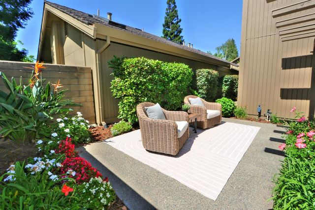 2058 Promontory Point Ln, Gold River, CA 95670