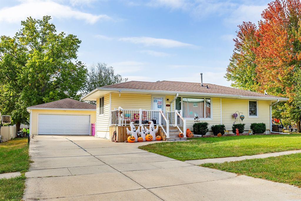 1911 W 5th Avenue, Indianola, IA 50125