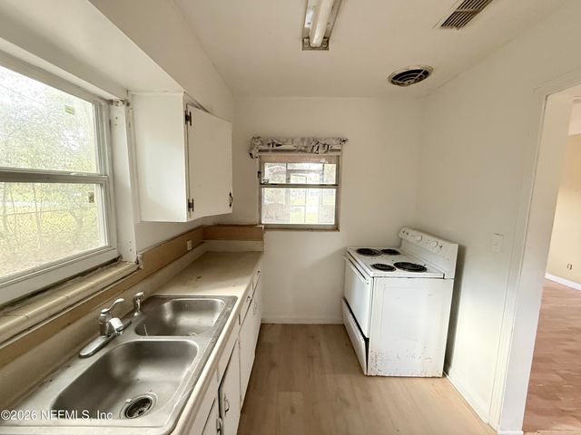 7007 LUCKY Drive E, Jacksonville, FL 32208