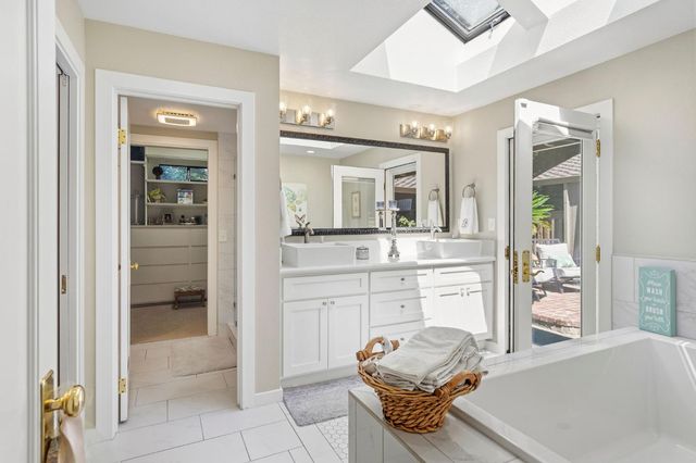 35 River Bluff Ln, Carmichael, CA 95608