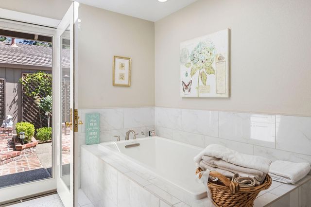 35 River Bluff Ln, Carmichael, CA 95608